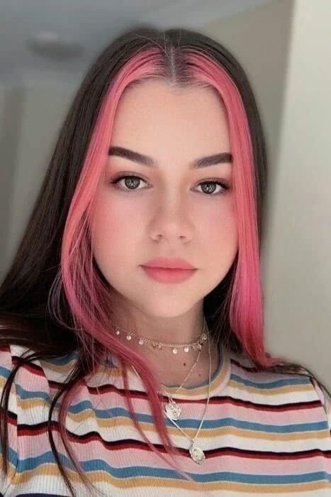 Mechas Aesthetic, Front Piece Of Hair Dyed, 2 Hairstyles, Brown And Pink Hair, Pink Hair Streaks, Money Piece Hair, Peekaboo Hair Colors, Hair Color Idea, Hair Inspired