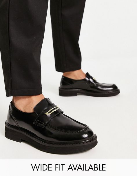 Men Suit Shoes, Walks In London, Chunky Loafers, Gentleman Shoes, Suit Shoes, Shoe Inspiration, Black Polish, Boots Sneakers, Tassel Loafers