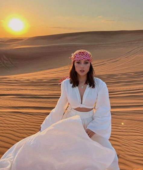 Dubai Dessert Outfits, Jaisalmer Outfit Ideas, Sahara Outfit, Dessert Outfit Women, Dubai Lookbook, Dubai Outfit Ideas For Women, Egypt Ootd, Outfits For Dubai, Sahara Desert Outfit