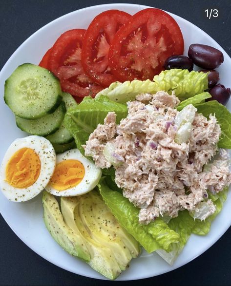 Tomato And Cucumber, Cucumber Slices, Albacore Tuna, Healthy Food Dishes, Healthy Lifestyle Food, Free Keto Recipes, Bariatric Recipes, Tuna Salad, Romaine Lettuce