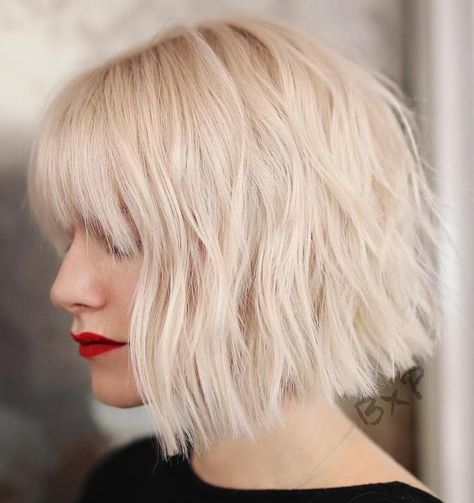 Ash Blonde Chopped Bob Blond Cenușiu, Bob Lung, Choppy Bob Haircuts, Textured Haircut, Choppy Bob Hairstyles, Natural Wavy Hair, Short Layered Haircuts, Classic Hairstyles, Short Bob Haircuts