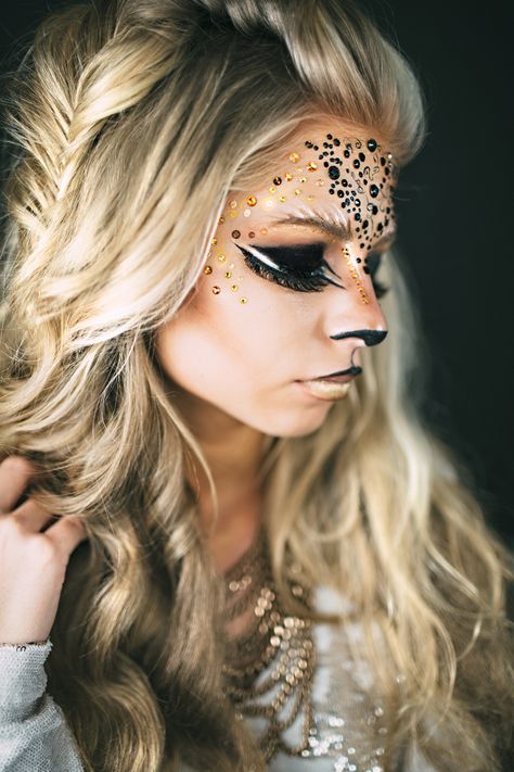 Meow! Lion and cat-inspired makeup for Halloween costumes. DIY and so fierce! Animal Halloween Makeup, Lioness Makeup, Lion Makeup, Halloween Makeup Clown, Halloween Make-up Looks, Animal Makeup, Lion Costume, Adult Halloween Party, Halloween Party Themes