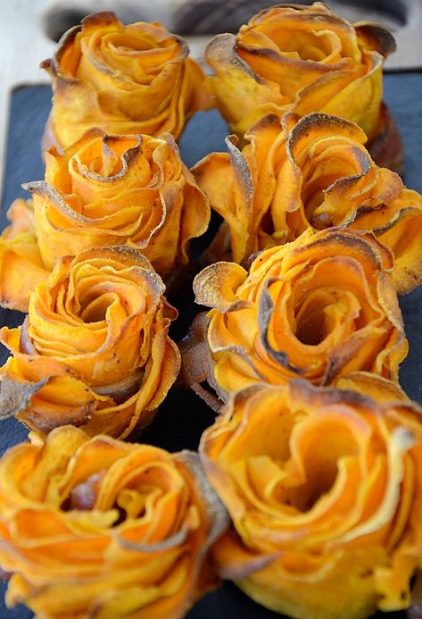 Potato Roses, Meal Presentation, Sweet Potato Slices, Sweet Potato Recipes, Veggie Dishes, Indian Recipes, Food Presentation, Vegetable Side Dishes, Vegetable Dishes