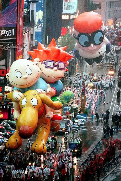 The Macy’s Thanksgiving Parade In The ’90s Was Pure Perfection Thanksgiving Parade Aesthetic, 90s Thanksgiving, New York Thanksgiving Parade, Parade Floats With Balloons, Disney Balloons Wallpaper, Macy’s Thanksgiving Day Parade Aesthetic, Fall Traditions, Macy's Parade, Macy's Day Parade