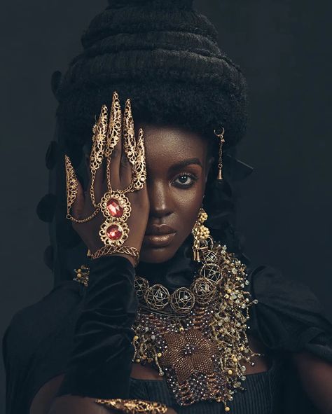 Black Royalty, Ghanaian Fashion, Afrikaanse Kunst, Black Queens, Dragon Rider, Afro Punk, Portrait Ideas, Influencers Fashion, Arte Fantasy