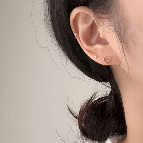 Double Love Piercing, Nose Piercing Ideas, 2 Ear Piercings, Minimalist Ear Piercings, Cool Ear Piercings, Pretty Ear Piercings, Cute Ear Piercings, Piercing Ideas, Dope Jewelry