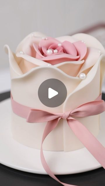 shaniabelle_cake on Instagram Rose Cake Tutorial, Fondant Rose Tutorial, Baby Shower Cupcake Cake, Rose Cake Design, Fondant Cake Tutorial, Cake Design Tutorial, Birthday Cake Decorating Ideas, Fondant Cake Designs, Fondant Recipe