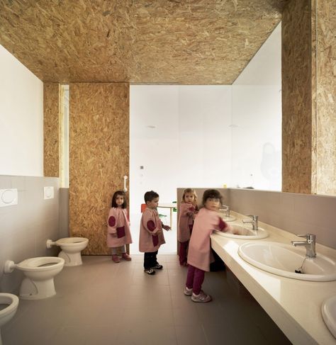 Kindergarden between Palms in Los Alcazares / Cor & Asociados, shared bathroom, osb, sinks, toilets tile floor Kindergarten Interior, Kids Toilet, Daycare Design, Kindergarten Projects, School Bathroom, Kids Cafe, Kindergarten Design, School Interior, Public Bathrooms