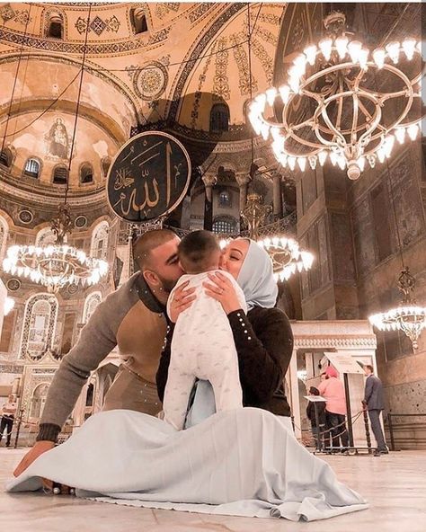 Wedding Dresses Hijab, Hijab Couple, La Mecca, Mekka Islam, Couple With Baby, Islam Marriage, Muslim Family, Muslim Couple Photography, Classy Couple