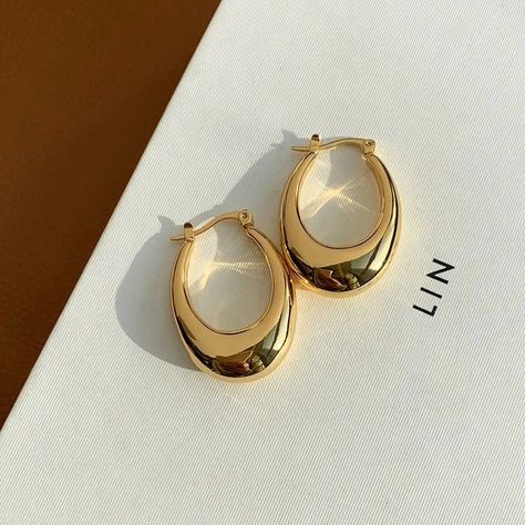 Thick Gold Hoop Earrings, Thick Gold Hoops, Fake Designer, Minimal Earrings, Golden Earrings, Jewelry Inspo, Pretty Jewellery, Gold Studs, Gold Hoop Earrings