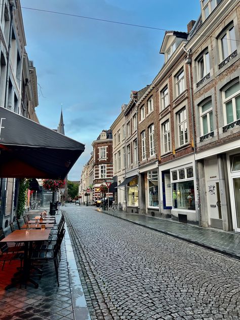 #maastricht #maastrichtuniversity #netherlands Maastricht Aesthetic, Maastricht University, Euro Winter, Maastricht Netherlands, European Bucket List, Public Place, Public Places, European Vacation, 2025 Vision