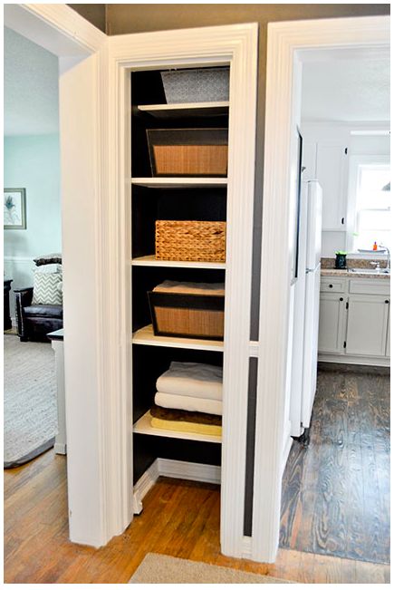 For hallway shelves Bathroom Closet Door Ideas, Small Closet Storage, Small Linen Closets, Bathroom Linen Closet, Linen Closet Storage, Closet Redo, Hallway Closet, Apartment Storage, Open Closet