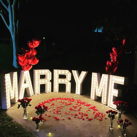 Marry Me Letters, Wedding Proposal Ideas Engagement, Surprise Proposal Pictures, Outdoor Proposal, Cute Proposal Ideas, Proposal Pictures, Proposal Design, Boda Mexicana, Romantic Proposal