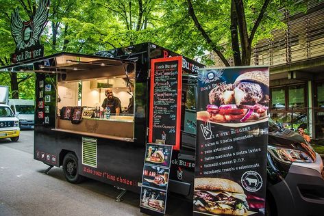 🇬🇧 ️From the rock band, to the hamburgeria, to the food truck. A common thread, or rather two: rock music and hamburgers. Try them to experience how rock they are! #foodtruck #foodvan #streetfood #hamburger Kombi Food Truck, Foodtrucks Ideas, Coffee Food Truck, Mobile Cafe, Food Vans, Catering Trailer, Coffee Van, Food Van, Food Truck Business