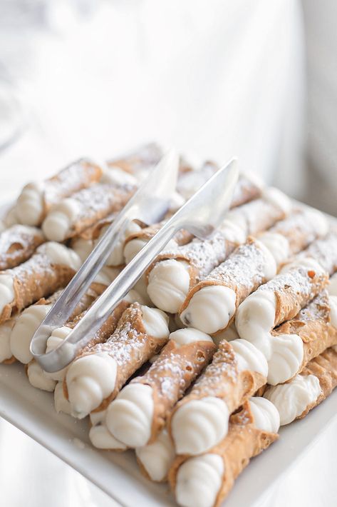 Wedding Cannoli, Cannoli Dessert, Light Airy Wedding, White Dessert Tables, Park Savoy, Reception Desserts, Wedding Snacks, White Desserts, Airy Wedding