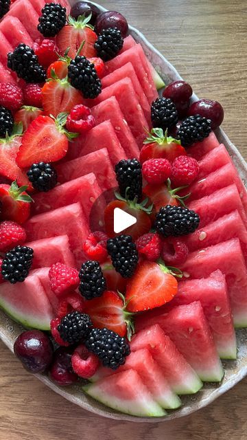 Fruit Platters Ideas, Fruit Platter Watermelon, Watermelon And Cantaloupe Tray, Sliced Watermelon Platter, Watermelon Fruit Tray Ideas, Watermelon Tray Ideas, Watermelon Platter Ideas, Watermelon Fruit Platter, Cute Fruit Tray Ideas