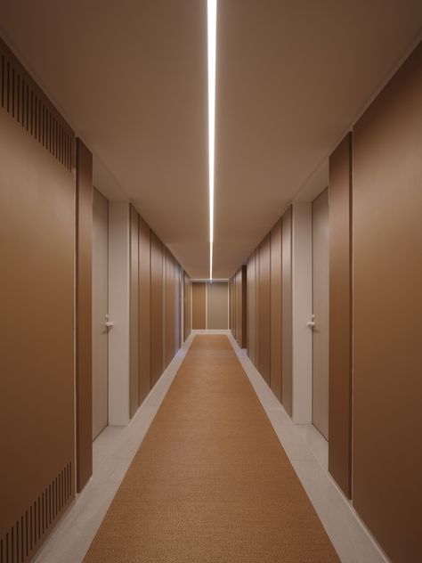 Small Corridor Design Narrow Hallways, Residential Corridor Design, False Ceiling Corridor, Interesting Corridor Design, Hotel Corridors Interior Design, Long Office Corridor Design, Hotel Corridors, Apartment Corridor, Bauhaus Architecture