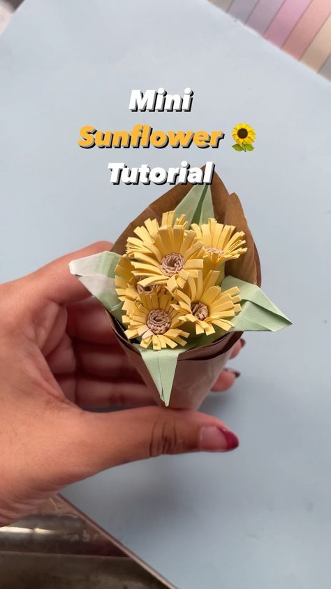 sherin - art/lifestyle on Instagram: "Detailed tutorial on mini paper sunflower! 👇🏻 Take a small rectangular paper Cut as shown in the video till mid way Do the same with…" Sunflower Paper Craft, Paper Bouquet Diy, Paper Flower Bouquet Diy, Origami Flower Bouquet, Paper Flowers Diy Easy, Mini Sunflowers, Paper Sunflowers, Flower Bouquet Diy, Instruções Origami