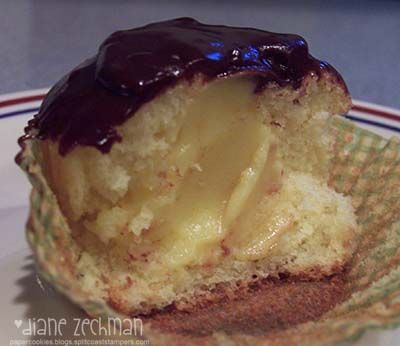 Boston Cream Cupcakes Cheesecake Cake Pops, Creme Cupcake, Boston Cream Cupcakes, Delicious Family Meals, Cream Cupcakes, Boston Cream, Bake A Cake, Dessert Bread, Dessert Cupcakes