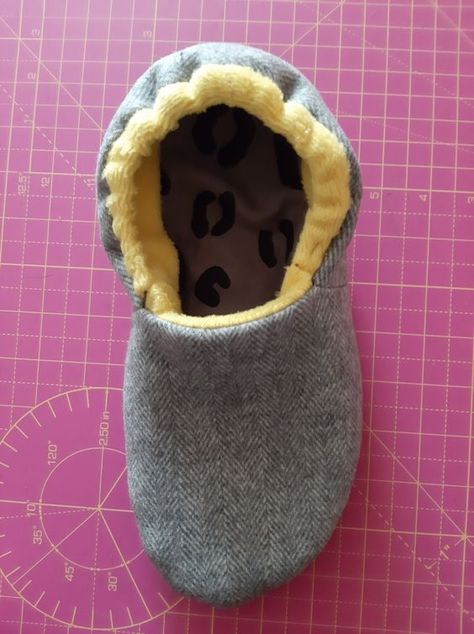 Sew your own DIY cosy slippers – no pattern required! – Grinlow Studio Baby Socks Sewing Pattern, Easy Sew Slippers, Diy Slipper Socks, Diy Socks Pattern Sewing, Quilted Slippers Pattern Free, Slipper Boots Sewing Pattern Free, Diy Slippers Pattern, Free Slipper Patterns Sewing, Diy Slippers Sewing