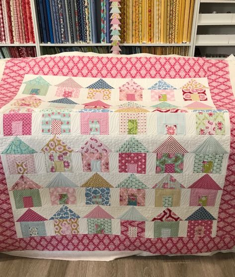 IMG_7971 House Quilt Block, House Quilt Patterns, Quilt Modernen, Patchwork Blanket, House Quilts, Quilt Block Tutorial, Patchwork Quilting, Quilted Table, Girls Quilts