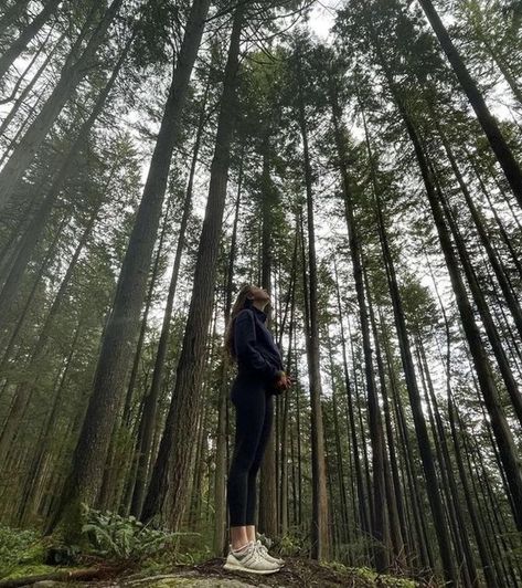 Pose In Forest Nature, Photography Poses In Forest, Mountain Pictures Poses Photo Ideas, Forest Poses Instagram, Forest Selfie Ideas, Nature Pose Ideas, Poses In Forest, Nature Outfits Forests, Forest Outfit Aesthetic