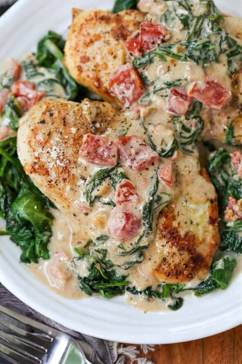 Chicken Florentine is a classic dinner recipe that tastes AND looks like it came from a restaurant! Only about 30 minutes from the pan to the table! Chicken Florentine Pasta, Chicken Florentine Recipe, Florentine Recipe, Dinner Suggestions, Pan Seared Chicken Breast, Florentines Recipe, Cheesecake Cookie, Night Dinner Recipes, Chicken Florentine