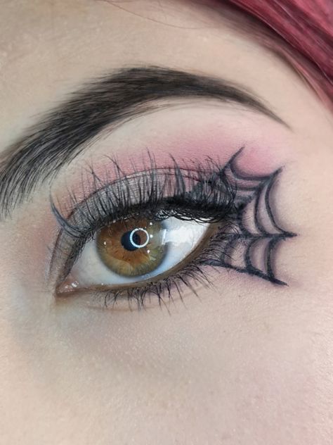 Easy Spooky Eyeliner, Spiderman Makeup Woman Easy, Stitches Makeup Halloween, Spiderweb Eyeliner Easy, Spiderman Makeup Looks Simple, Spider Man Eye Makeup, Eyeliner Spiderweb, Spiderman Inspired Makeup, Cobweb Eyeliner