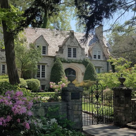 White Picket Fence Ideas, Vogue House, Picket Fence Ideas, English Countryside Home, Fence Designs, Dream Life House, Home City, White Picket Fence, Countryside House