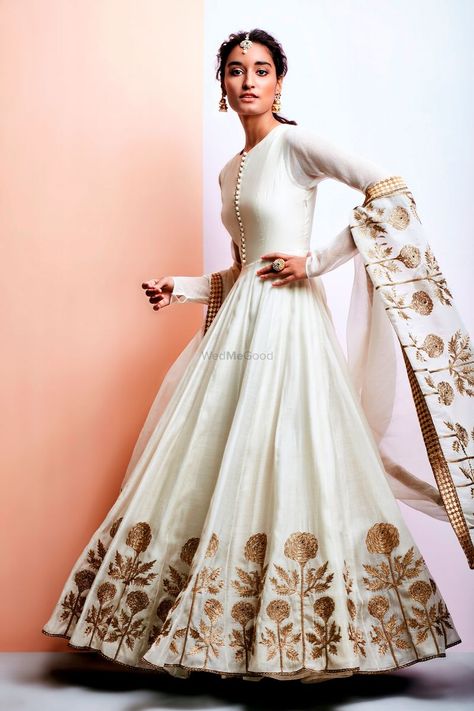 Looking for Off White Lehenga with Copper Floral Embroidery? Browse 1000s of latest bridal photos, lehenga & jewelry designs, decor ideas, etc. on WedMeGood Gallery. Sangeet Lengha, White Lehenga, Silk Anarkali, Salwar Kamiz, White Gown, Indian Gowns Dresses, Indian Woman, Indian Lehenga, Indian Gowns