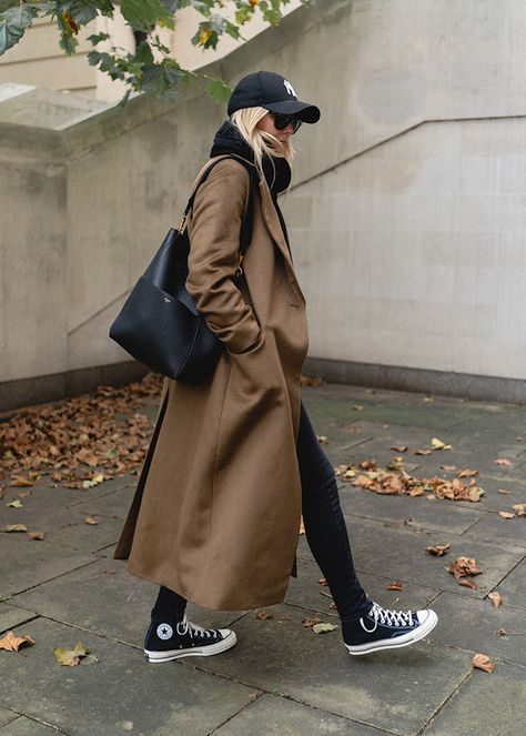 Emma Hill, Mantel Outfit, Baseball Cap Outfit, Mode Mantel, Cap Outfit, Winter Mode, Outfits With Converse, Looks Street Style, Autumn Outfits