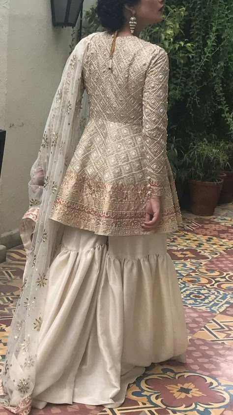 Pinterest • @KrutiChevli Bridal Gharara, Gharara Designs, How To Dress For A Wedding, Sharara Designs, Shadi Dresses, Nikkah Dress, Asian Clothes, Desi Fits, Pakistani Wedding Outfits