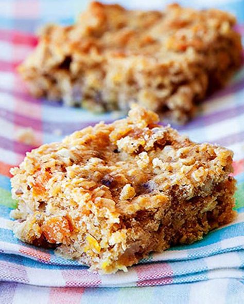 This banana flapjack recipe is packed with oats to keep you fuller for longer and makes an easy low calorie treat. Banana Flapjack, Healthy Flapjack, Flap Jacks, Flapjack Recipe, Tray Bake Recipes, Nutella Cake, Banana Oat, Delicious Magazine, Healthy Banana