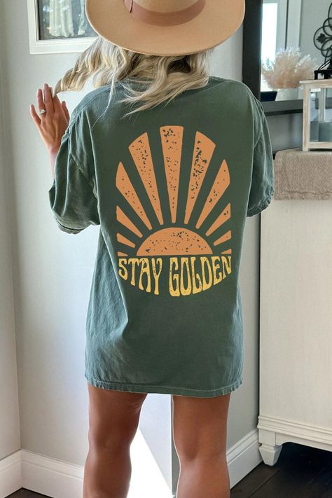 Stay Golden Shirt Boho Graphic Tshirt Golden Sun Tee Abstract Retro Sun T-Shirt Oversized Shirt Words On Back Aesthetic Shirts https://etsy.me/45bw6yJ #staygolden #sunshine #sunshineshirt #staygoldenshirt #graphictee #sunshirt #summershirt #youresogolden #retrosunshirt Oversized T Shirts Aesthetic, Sunshine Tshirt Design, Sun Shirt Design, Retro Tshirt Design Ideas, Surf Tshirt Design Ideas, Surf Shirts Graphic Tees, Cute Graphic Tees Aesthetic, Aesthetic Tshirt Graphic Tees, Boho Tshirt Design