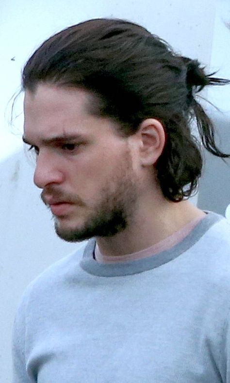 Kit Harrington Hair, Man Bun Top Knot, Kit And Emilia, Blue's Clues Birthday Party, Kit Harrington, Men Haircut Curly Hair, Beautiful Kittens, Hair Knot, Men Haircut Styles