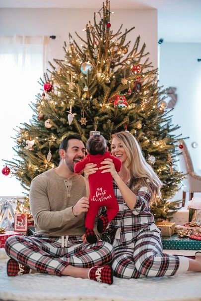 Christmas Family Newborn Pictures, Family 1st Christmas Photos, First Christmas Family Photos, Christmas Tree Poses Family, Christmas Family Photos Pjs, Christmas Pajamas Family Photoshoot, Family Photos With Baby Christmas, Family At Home Christmas Pictures, Newborn For Christmas