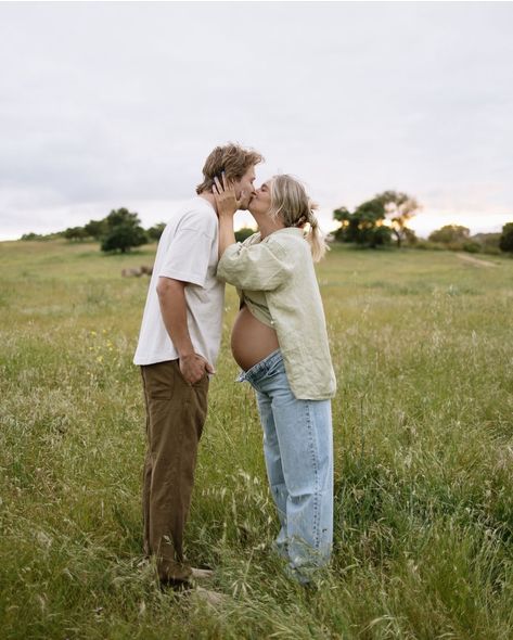 Maternity Photos Belly Showing, Maternity Apple Picking Outfit, Maternity Session Outfit Ideas, Meadow Maternity Shoot, Pregnant Bump Photos, Easy Maternity Photos, Small Bump Maternity Photos, Maternity Pictures Simple, Short Hair Maternity Pictures