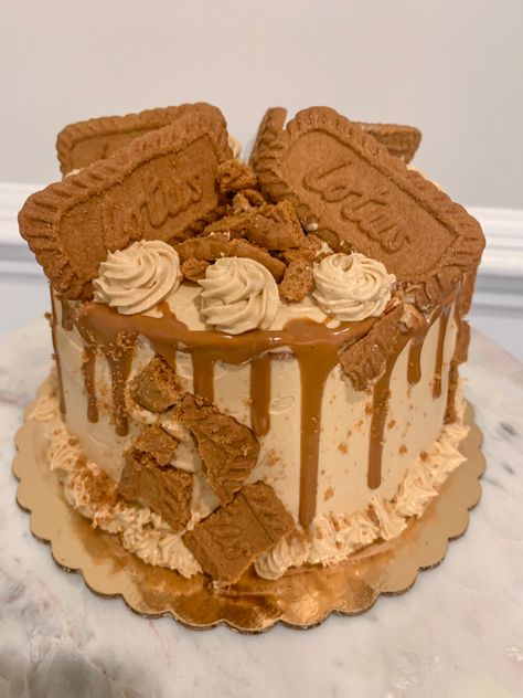 Biscoff Drip Cake - Fluffy Vanilla Cake with Biscoff Buttercream and layered Biscoff with cookie crumbles Birthday Cake With Cookies On Top, Vanilla Cake Birthday, Caramel Biscoff Cake, Biscoff Cookie Cake, Biscoff Cake Decoration, Cake Flavours Ideas, Cookie Crumble Cake, Biscoff Birthday Cake, 2 Layers Cake