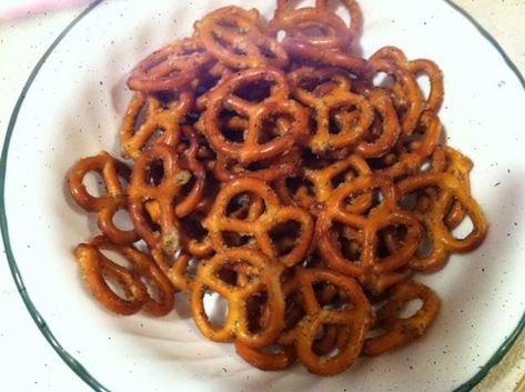 Cathy Kates’ Placebo Gardetto Pretzel Recipe Everyone Has Been Begging For Hot Pretzels Recipe, Ranch Pretzels, Pretzels Recipe, Bake Recipes, Dump Cake Recipes, Dump Cake, Finger Food Appetizers, Bake Sale, Best Appetizers