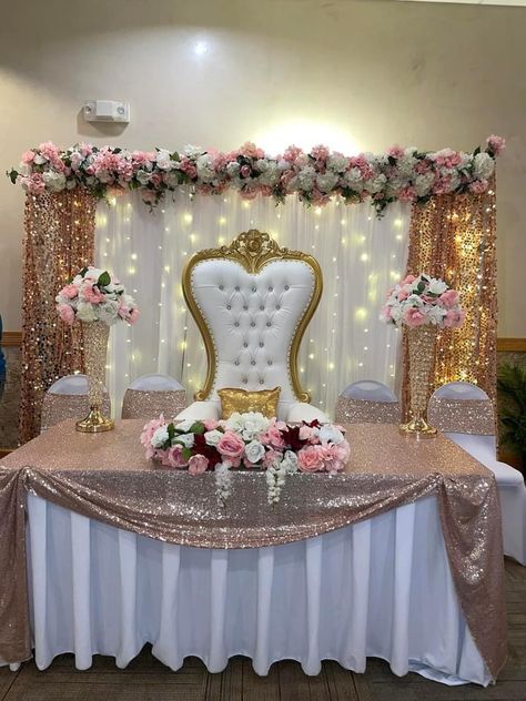 Rose Gold Quinceanera Table Decorations, Main Tables For Quinceanera, Backdrop For Quinceanera, Xv Main Table Decorations, Quince Decorations Pink And Gold, Sweet 16 Throne Chair Ideas, Quinceanera Set Up, Sweet 16 Main Table Ideas, Quinceanera Hall Decorations