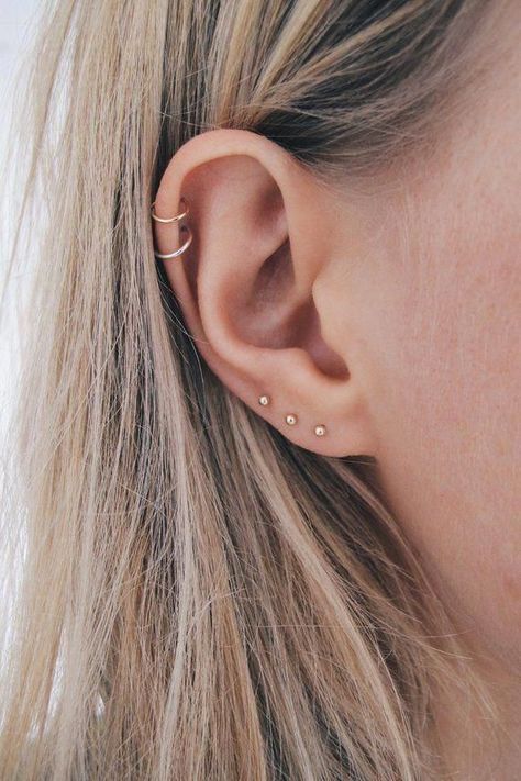 Ušný Piercing, Piercing Bouche, Ear Peircings, Tiny Gold Studs, Helix Piercings, Ear Piercings Helix, Helix Ear, Septum Piercings, Cool Ear Piercings