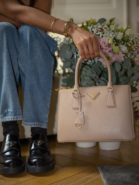 Prada Galleria Bag Outfit, Prada Bag Aesthetic, Hand Bags Ideas, Prada Bag Saffiano, Luxury Wishlist, Prada Galleria Bag, Prada Galleria, Dream Bags, Bags Ideas