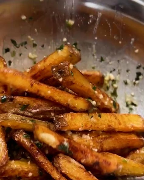 Elevate your fries game with this recipe! | french fries, recipe | Elevate your fries game with this recipe! | By MetDaan Cakes Parmesan French Fries, Metdaan Cakes, Garlic Parmesan Fries, Parmesan Fries, Organic Cooking, Diy Cooking, Healthy Homemade Recipes, Easy Homemade Recipes, Food Recepie