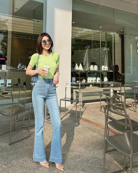 Cutbray Jeans Outfit, Korea Jeans Outfit, Widelegjeans Outfit Korean, Fitted Jeans Outfit Korean, Flare Jeans Outfit Korean, Korean Fashion Wide Leg Jeans, Denim Outfit Aesthetic Korean, Demin Outfit, Casual Office Outfit