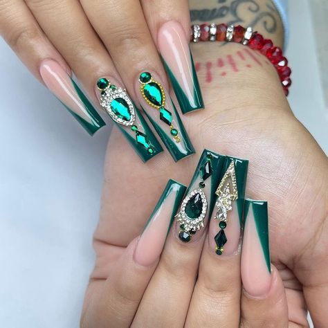 Green Gel Polish, Stone Nails, Saint Patrick Nail, Stone Nail Art, Green Nail Designs, Pedicure Designs, Green Nail, Saint Patties, Nail Art Designs Videos