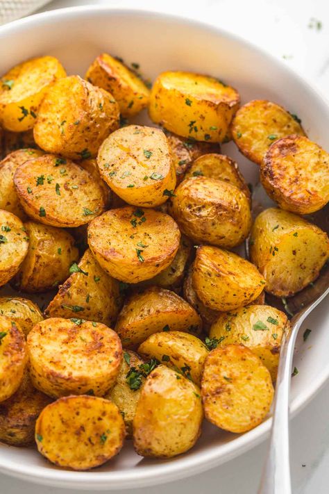 These Air Fryer Roasted Potatoes are fluffy from the inside, and crispy and golden on the outside. They're so quick and easy to make. Potatoes In Air Fryer, Air Fry Potatoes, Plats Healthy, Potato Dinner, Roasted Potato Recipes, Air Fry Recipes, Resep Diet, Crockpot Recipes Beef, Roast Potatoes