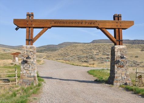 Ranch Landscaping Ideas, Inn Exterior, Resort Signage, Property Entrance, Farm Gates Entrance, Ranch Entrance Ideas, Ranch Entrance, Entrance Gates Driveway, Gated Entrance