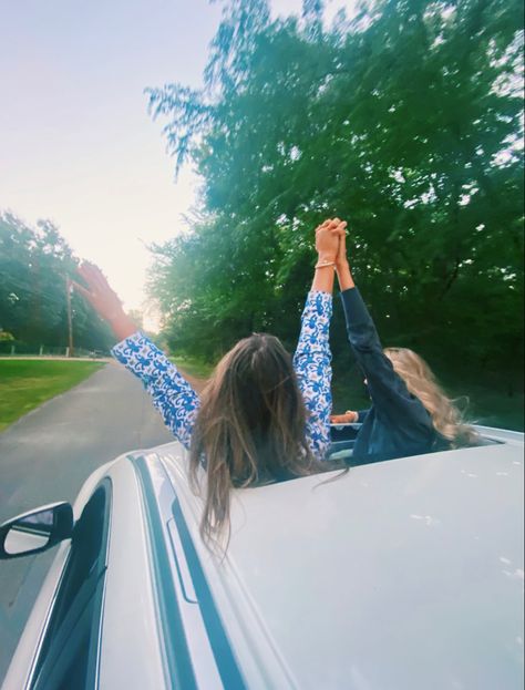 Car Photos With Friends, Sunroof Car Pictures, Sunroof Pics, Sunroof Picture Ideas, Sunroof Car Aesthetic, Car Glamping, Car Pics Aesthetic, Quinces Photoshoot, Poses Car