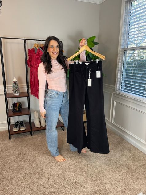 Best black flare jeans. Jeans review. Outfit ideas. Style inspiration. #flared #jeans #blackjeansoutfit Trouser Jeans Outfit, Black Flare Jeans Outfit, Black Flared Trousers, Flare Jeans Style, Flare Jeans Outfit, Black Flare Jeans, Black Jeans Outfit, American Jeans, Monochrome Outfit