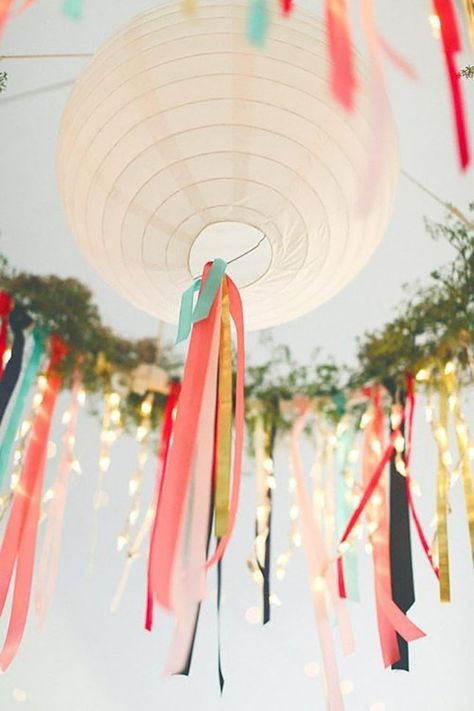 Summer Backyard Parties, Fest Temaer, Backyard Party Decorations, White Paper Lanterns, Paper Lanterns Wedding, Paper Lanterns Diy, Pastel Baby Shower, Round Paper Lanterns, Deco Champetre